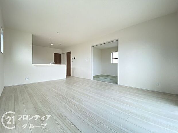 リビングのフローリング材には、木目や色調など木材特有の風合いがあり、ナチュラルな美しさで、日々の生活に温もりを与えてくれます。