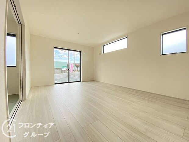 LDKには大きな窓からたくさんの光が入り、明るく、開放的な空間を演出してくれます。お友達が遊びに来た時も自慢のリビングになりますね!