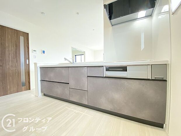 お手入れが楽に行える換気扇やステンレスワークトップは毎日お料理する奥様の味方!