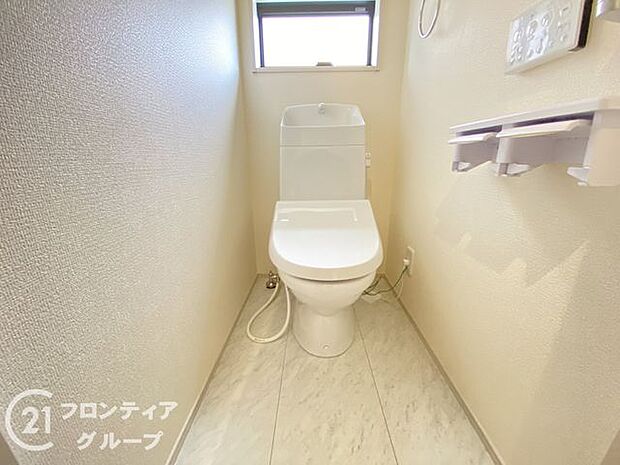 便器にふちがなく、汚れが隠れて見えない部分が極端に少なくなっており、お手入れも楽々!スピーディでパワフルな洗浄力を実現しています!