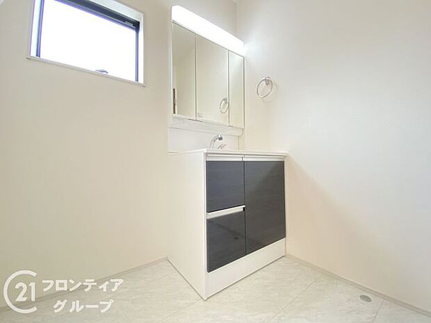 曇り止めヒーター付きのミラーキャビネットを採用しております。ミラーの内側がすべて収納スペースになっているので、スタイリング剤や歯ブラシなどの収納に便利ですね。