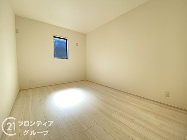 寝室や子供部屋など用途多彩な明るい洋室！