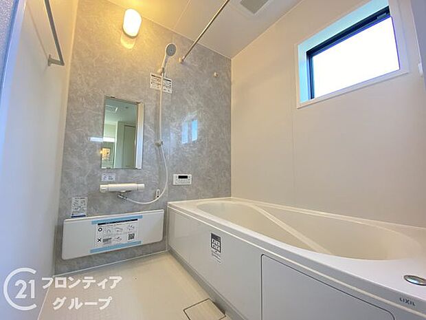 浴槽は環境にやさしい節水タイプを採用。浴槽内ステップで半身浴や親子入浴も楽しめるので、毎日のバスタイムをエコで素敵に演出してくれる小窓付きの浴室です