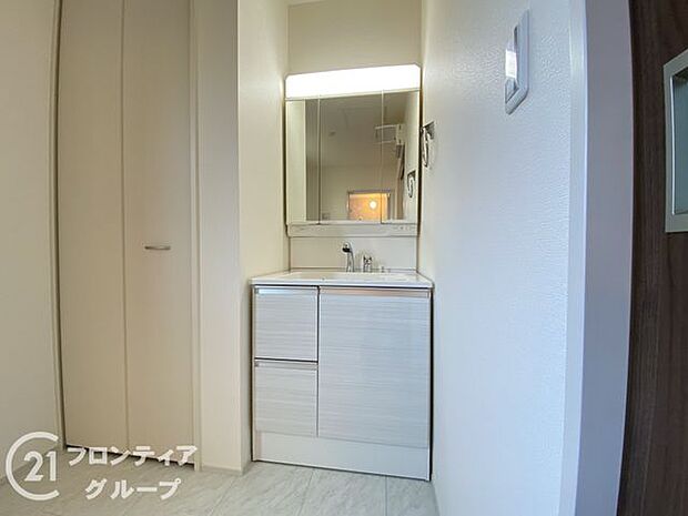 曇り止めヒーター付きのミラーキャビネットを採用しております。ミラーの内側がすべて収納スペースになっているので、スタイリング剤や歯ブラシなどの収納に便利ですね。