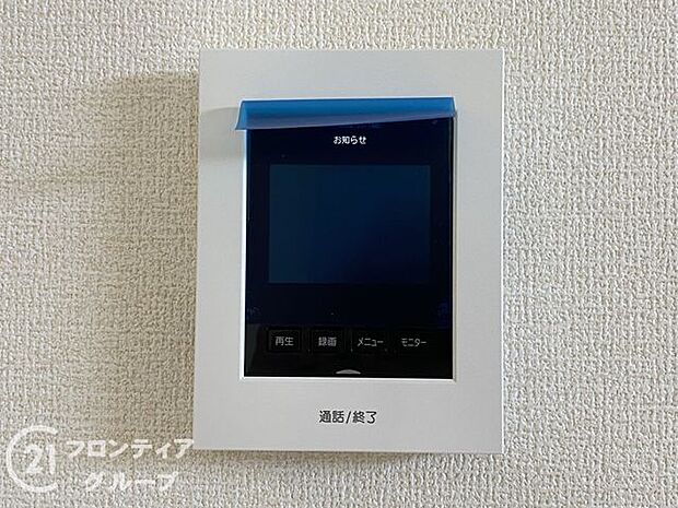 ハンズフリー機能を備えたカラーモニターインターホンを採用！お料理中などで手が塞がっていても便利に応答可能です！夜間の映像確認機能もついていて、安心ですね！