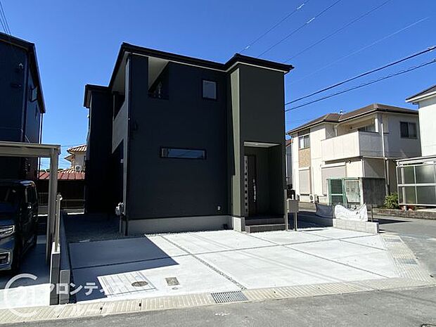 広々とした駐車場で、複数台の車を余裕で駐車可能です