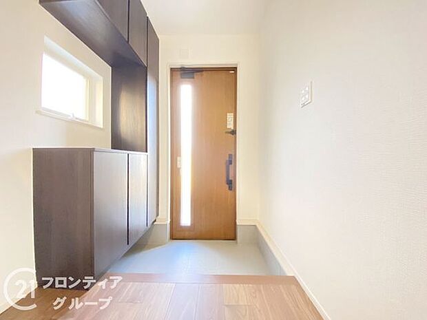 玄関ではタイルを採用しており、お掃除楽々!特にお子さまがたくさんの砂を持って帰ってきても安心ですね!