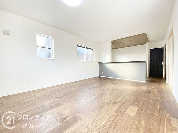 フローリングにはキズの付きにくい特殊塗装を採用し、内装やドアの仕上げは、堂々とした木目で、木の温もりを感じながらお過ごしいただけますね。