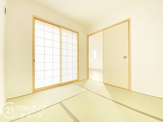 タタミスペースの押入れは、季節のものやお子様のおもちゃなどたくさん収納しておける便利なスペースです!