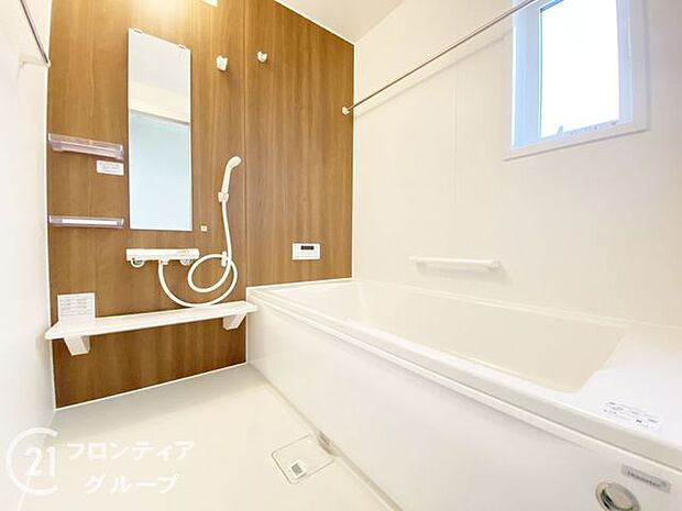 浴室には隠れた節水機能が充実!シャワーにはたくさんの空気を含んだ大粒の水は節水効果大!浴槽内にはステップがあり、出入り時の負担も軽減するスリムな形を採用