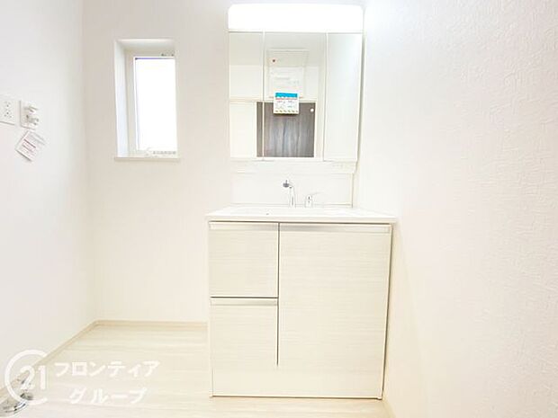 小窓付きの洗面室は、毎朝心地よい光を運んでくれるので、すがすがしい気持ちで1日をスタートできます!また、1坪以上の広い空間です!