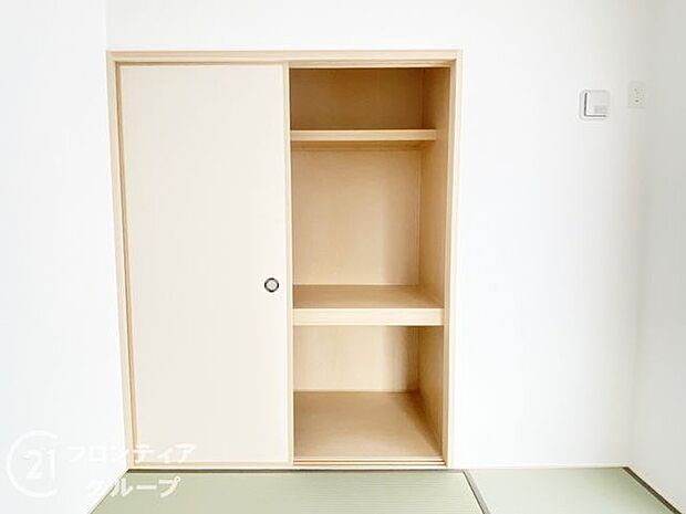 新しい畳の香りのするタタミスペースは、使い方色々。客室やお布団で寝るときにぴったりの空間ですね。