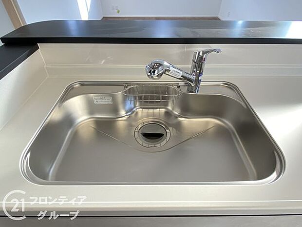 お鍋やホットプレートもすっぽりと入るワイドシンク