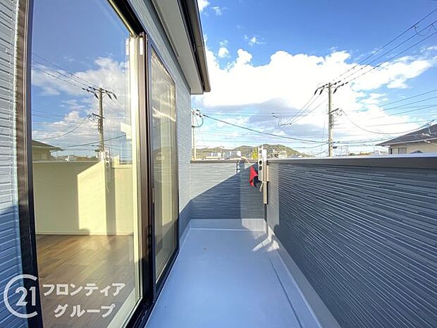 日当たりの良いバルコニーは、お洗濯が多いときも安心!たくさん干してもカラっと乾きそうです!