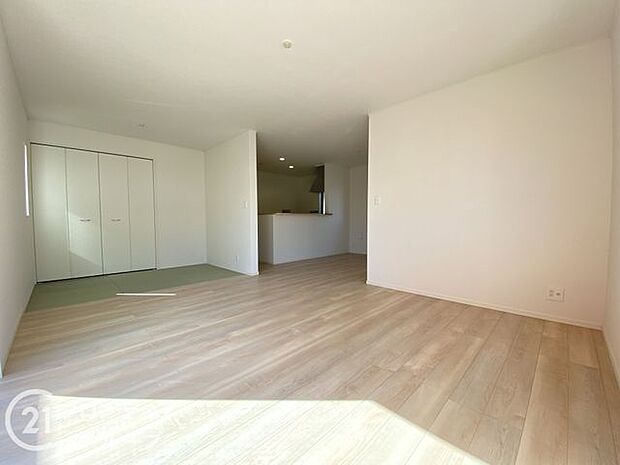 LDKには大きな窓からたくさんの光が入り、明るく、開放的な空間を演出してくれます。お友達が遊びに来た時も自慢のリビングになりますね！