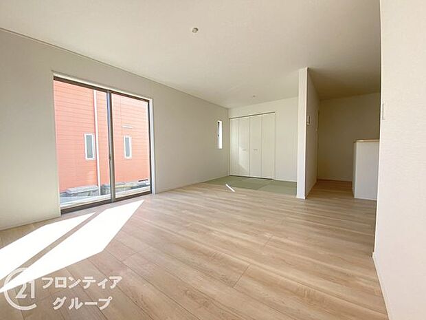 フローリングは、日常生活で床材の受ける様々な傷や、温度・湿度変化によるひび割れの発生を大幅に抑える特殊加工を施工済みです！