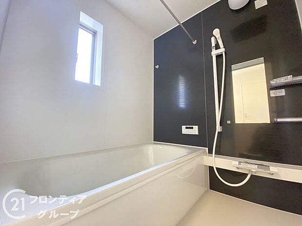 1坪以上の広々とした浴室には隠れた嬉しい設備がたっぷりついております。お掃除が楽にできたり、節水効果があったりと、バスタイムを快適にお過ごし頂けます！