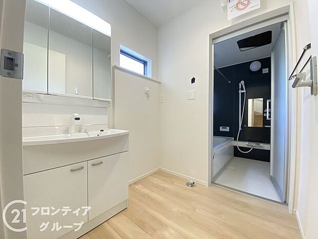 小窓付きの洗面室は、毎朝心地よい光を運んでくれるので、すがすがしい気持ちで1日をスタートできます！