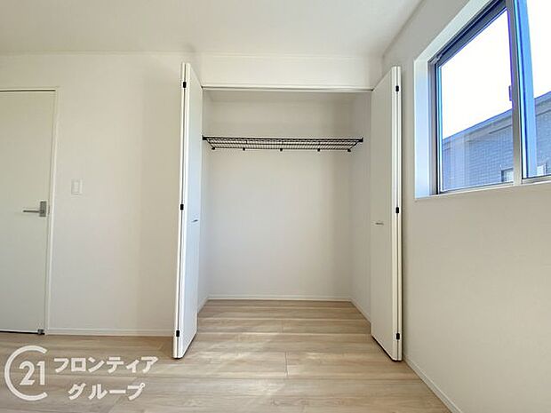 木目の美しさを際立たせるシンプルデザインのワイドクローゼットはたっぷり収納ができます！