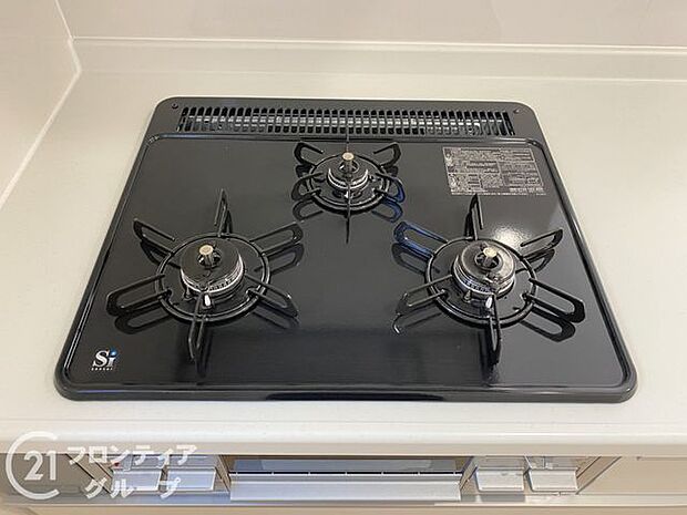 使い勝手のよい三つ口コンロです。ビルトインコンロで吹きこぼれのお掃除もらくらく