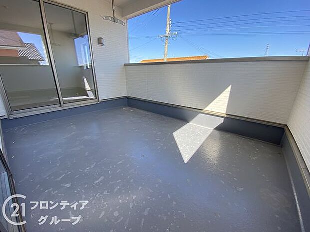 日当たりの良いバルコニーは、お洗濯が多いときも安心。たくさん干してもカラっと乾きそうです！