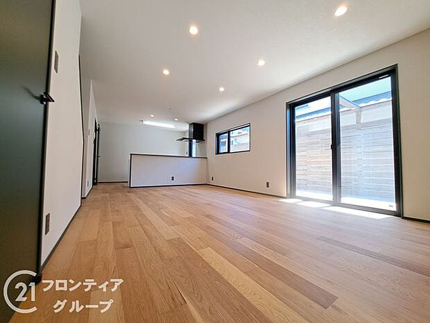 木目調のフローリングは温かみがあり、カウンターキッチンからお部屋の様子を見ながらお料理できますね