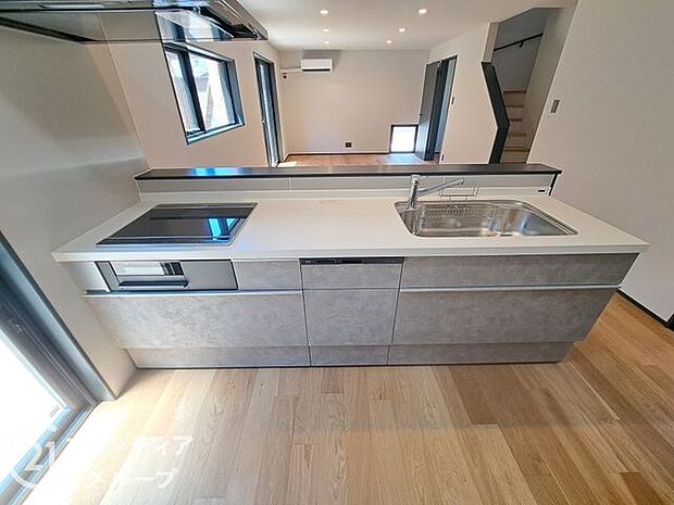 明るい色調のカウンターキッチンは、清潔感があり、毎日の料理が楽しくなる空間です。