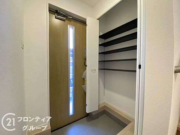 玄関は防犯性の優れたダブルロックドアです!