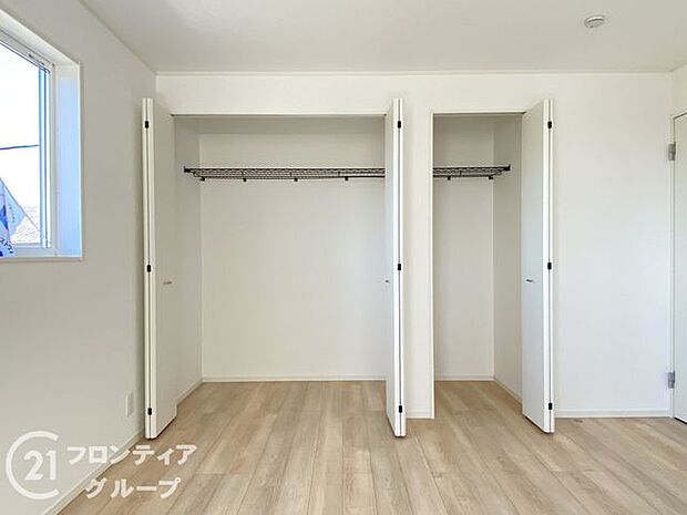 木目の美しさを際立たせるシンプルデザインのワイドクローゼットはたっぷり収納ができます!