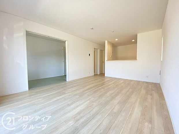 LDKには大きな窓からたくさんの光が入り、明るく、開放的な空間を演出してくれます。お友達が遊びに来た時も自慢のリビングになりますね!