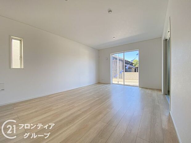 フローリングは、日常生活で床材の受ける様々な傷や、温度・湿度変化によるひび割れの発生を大幅に抑える特殊加工を施工済みです!