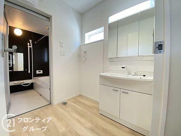 小窓付きの洗面室は、毎朝心地よい光を運んでくれるので、すがすがしい気持ちで1日をスタートできます!