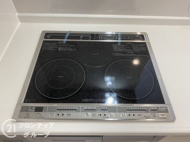 使い勝手のよい三つ口コンロ!火やガスを使わないIHクッキングヒーターなので、安全性が高くお年寄りや子供にも安心!