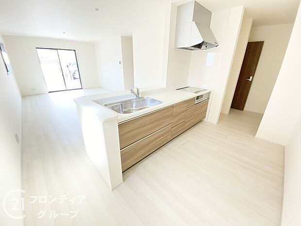 お手入れが楽に行える換気扇やステンレスワークトップは毎日お料理する奥様の味方！