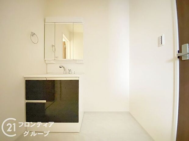 曇り止めヒーター付きのミラーキャビネットを採用しております。ミラーの内側がすべて収納スペースになっているので、スタイリング剤や歯ブラシなどの収納に便利ですね。