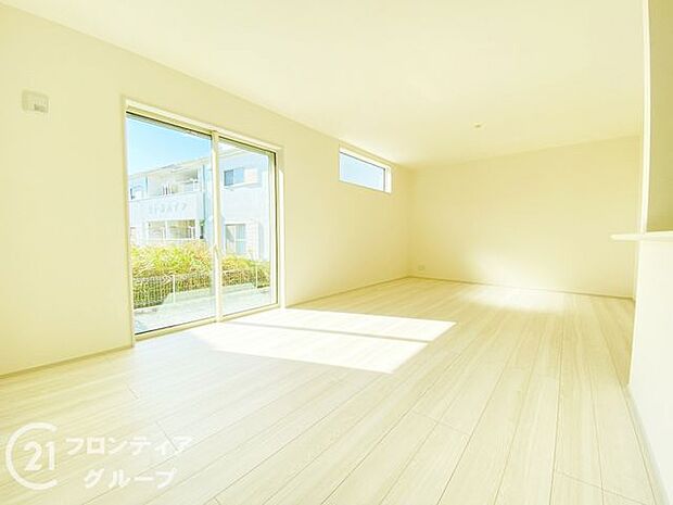 リビングのフローリング材には、木目や色調など木材特有の風合いがあり、ナチュラルな美しさで、日々の生活に温もりを与えてくれます。