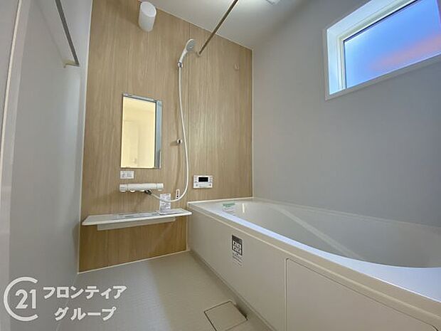 浴槽は環境にやさしい節水タイプを採用。浴槽内ステップで半身浴や親子入浴も楽しめるので、毎日のバスタイムをエコで素敵に演出してくれる小窓付きの浴室です