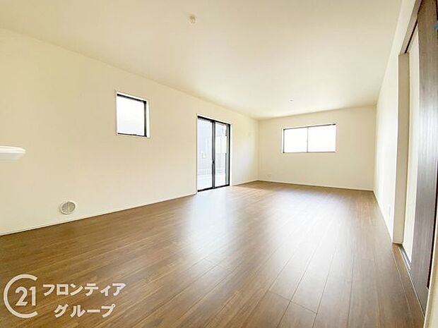 LDKには大きな窓からたくさんの光が入り、明るく、開放的な空間を演出してくれます。お友達が遊びに来た時も自慢のリビングになりますね！