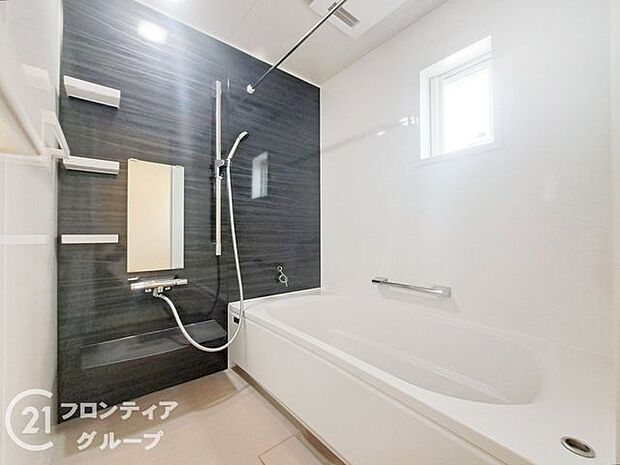 広々としたバスルームで、心地よいリラックスタイムを楽しめます。快適な空間で、日々の疲れを癒す贅沢な時間を提供します。