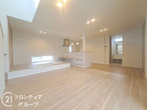 リビングは、落ち着いた色合いのフローリングが特徴です。家族の時間を大切にする理想的な空間です。