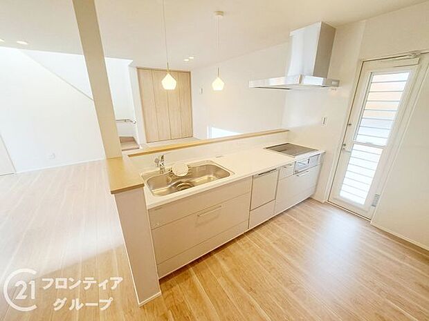 明るい色調のカウンターキッチンは、清潔感があり、毎日の料理が楽しくなる空間です。