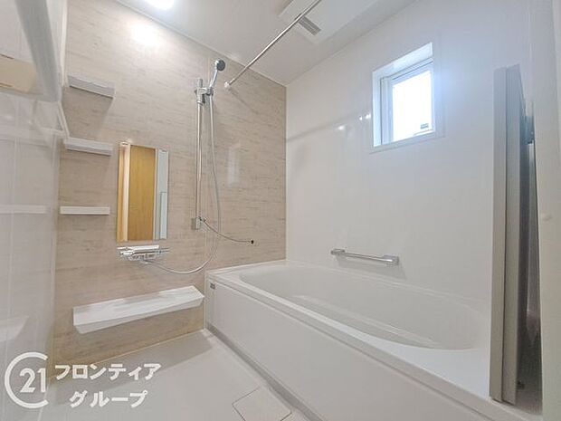 家族全員が快適に使える、広々としたバスルームです。ゆったりとした空間で、リラックスした時間をお過ごしください。