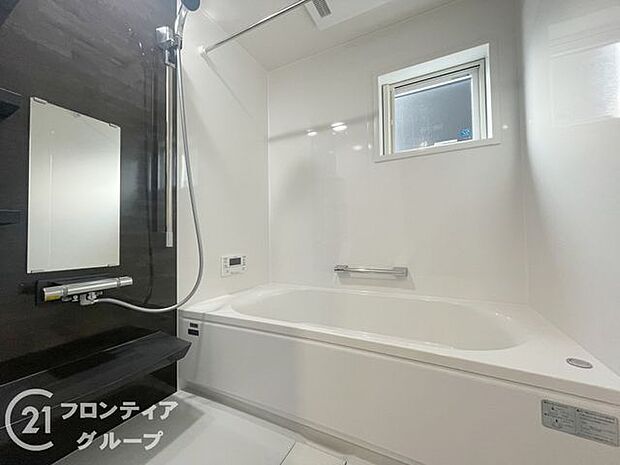 清潔感あふれるバスルームで、毎日の疲れを癒せます。明るく開放的な空間で、リフレッシュできるひとときをお楽しみください。