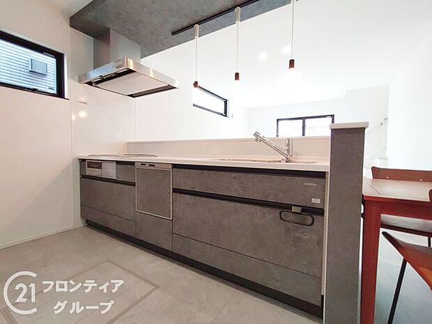 モダンなデザインのキッチンで、スタイリッシュな印象を与え、インテリアに調和します