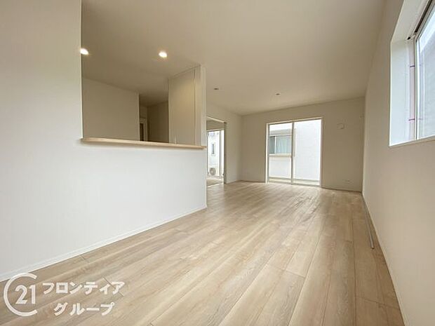 フローリングは、日常生活で床材の受ける様々な傷や、温度・湿度変化によるひび割れの発生を大幅に抑える特殊加工を施工済みです!