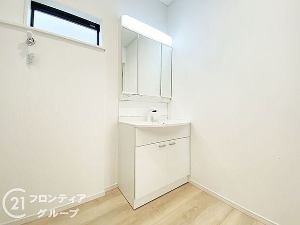 小窓付きの洗面室は、毎朝心地よい光を運んでくれるので、すがすがしい気持ちで1日をスタートできます！