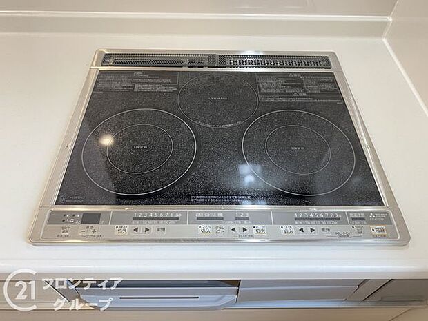 使い勝手のよい三つ口コンロ！火やガスを使わないIHクッキングヒーターなので、安全性が高くお年寄りや子供にも安心！