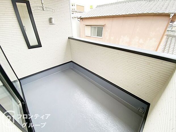 日当たりの良いバルコニーは、お洗濯が多いときも安心。たくさん干してもカラっと乾きそうです！