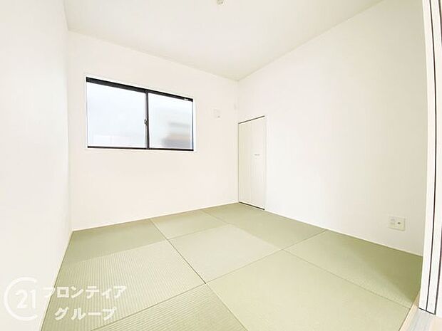 新しいい草香る畳スペースは、使い方色々！客室やお布団で寝るときにぴったりの空間ですね。