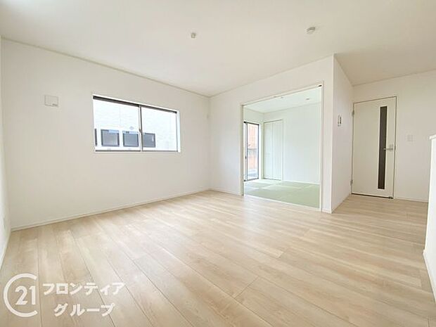 LDKには大きな窓からたくさんの光が入り、明るく、開放的な空間を演出してくれます。お友達が遊びに来た時も自慢のリビングになりますね！